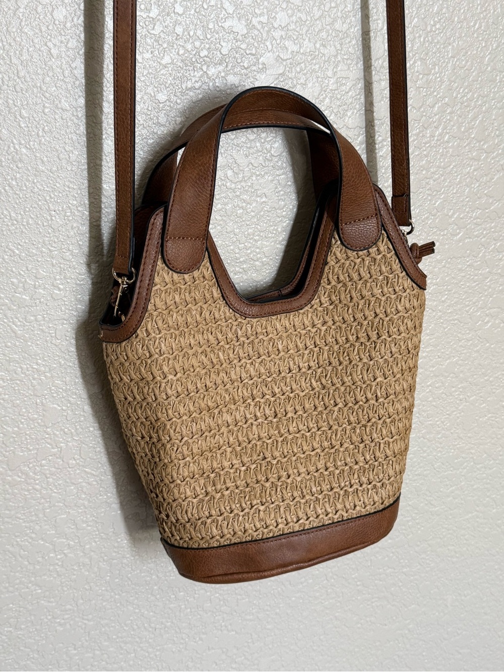Tommy Bahama Straw Bucket Crossbody Bag Purse Removable Pouch - Picture 2 of 6